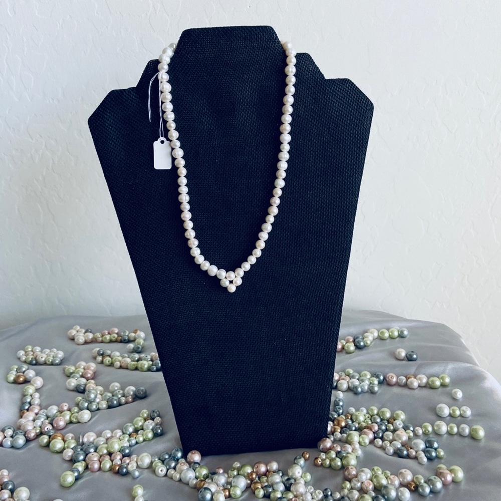Natural pearls necklace and earnings
